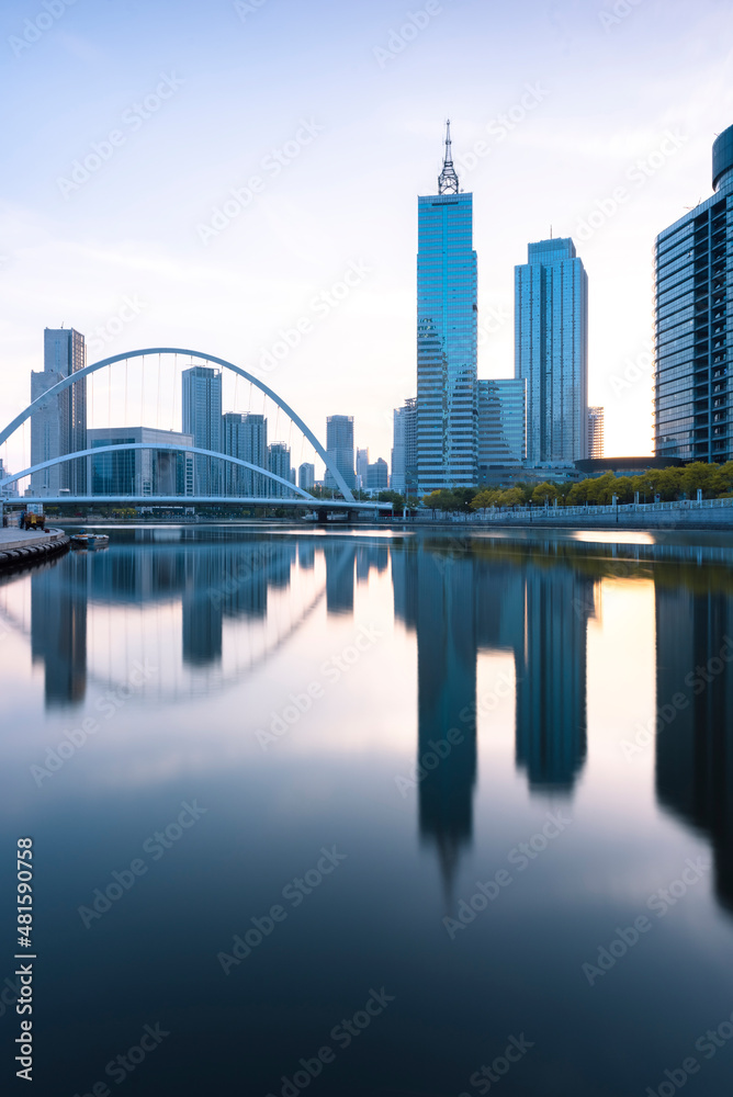 In the evening, the city skyscrapers are reflected on the water, and the picture is very beautiful