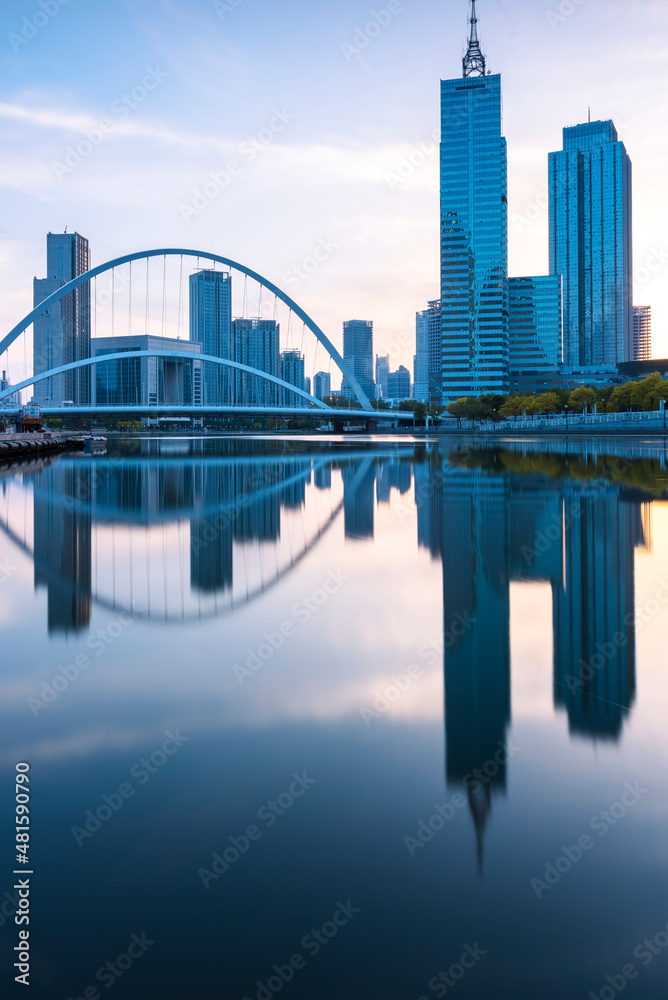 In the evening, the city skyscrapers are reflected on the water, and the picture is very beautiful