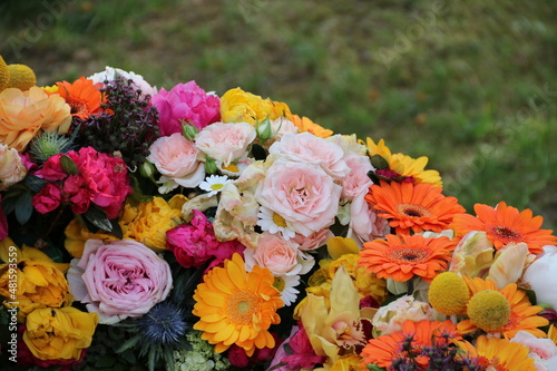 Blüten der Trauer nach Beerdigung auf dem Friedhof