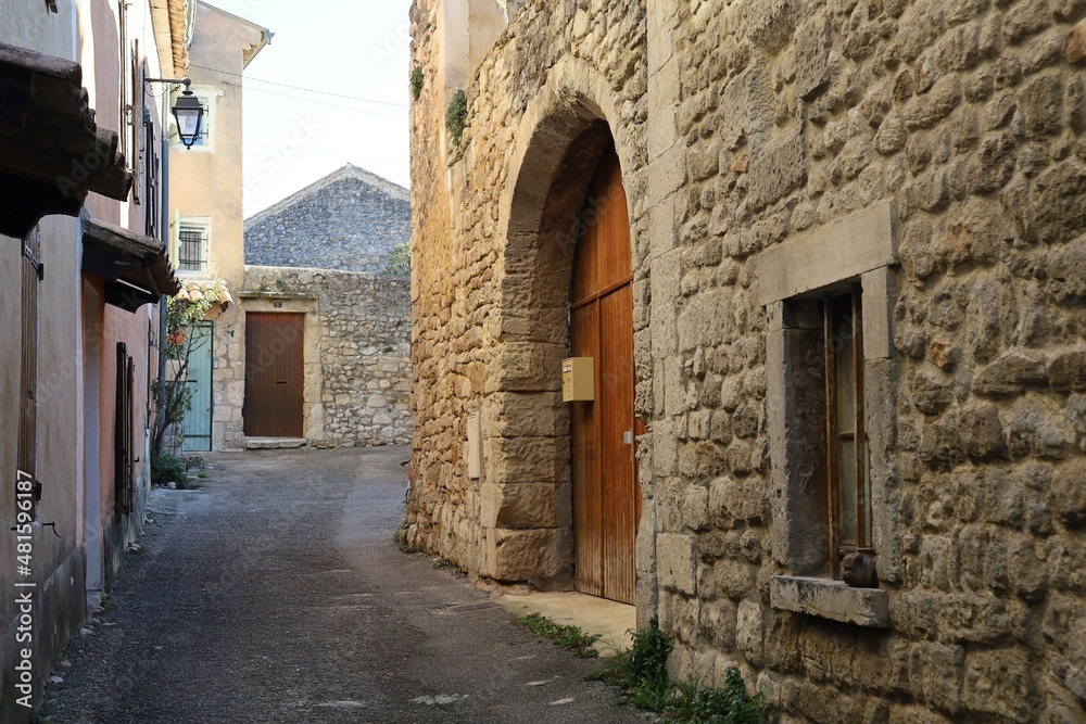 Vieille ruelle typique, village de Saint Paul Trois Chateaux, département de la Drôme, France