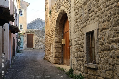 Vieille ruelle typique, village de Saint Paul Trois Chateaux, département de la Drôme, France © ERIC