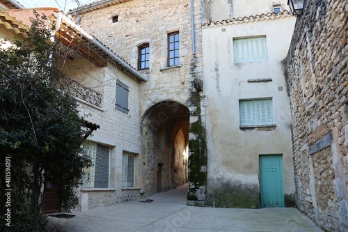 Fototapeta Naklejka Na Ścianę i Meble -  Vieille ruelle typique, village de Saint Paul Trois Chateaux, département de la Drôme, France