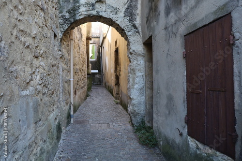 Vieille ruelle typique  village de Saint Paul Trois Chateaux  d  partement de la Dr  me  France