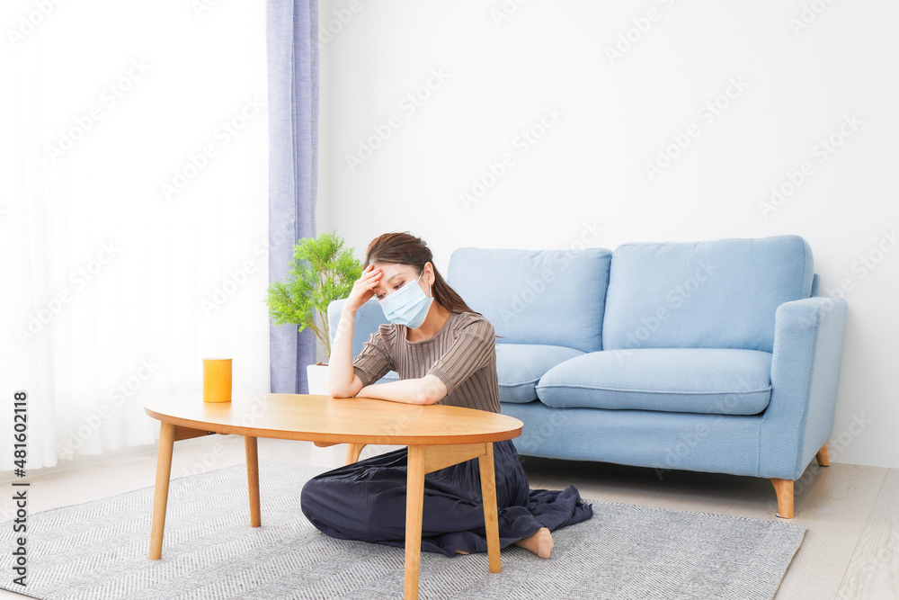 体調不良に苦しむマスクをつけた女性 体調不良に苦しむマスクをつけた女性