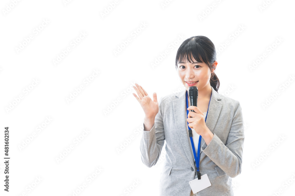 プレゼンをする若いビジネスパーソン