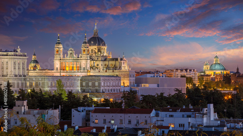 Obraz na płótnie Madrid, Spain. Panoramic cityscape image of Madrid skyline with Santa Maria la Real de La Almudena Cathedral and the Royal Palace at twilight. w salonie