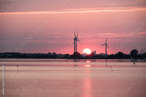 Obraz na płótnie Burger Binnensee auf Fehmarn bei Sonnenuntergang w salonie