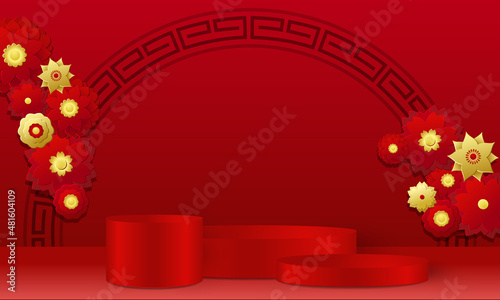Vitrine rouge d’ambiance chinoise avec au premier plan 3 podiums pour exposer des produits commerciaux et dans le fond un motif en arc de cercle et des fleurs rouges et or.
