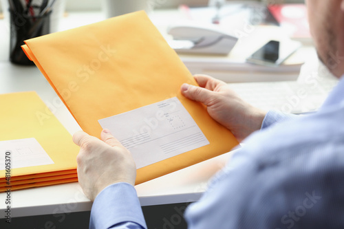 Canvas-taulu Man hold envelope, prepare package to give to courier for further delivery