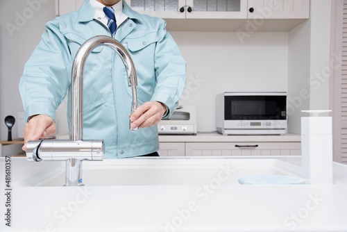Foto キッチンの水道点検をする男性