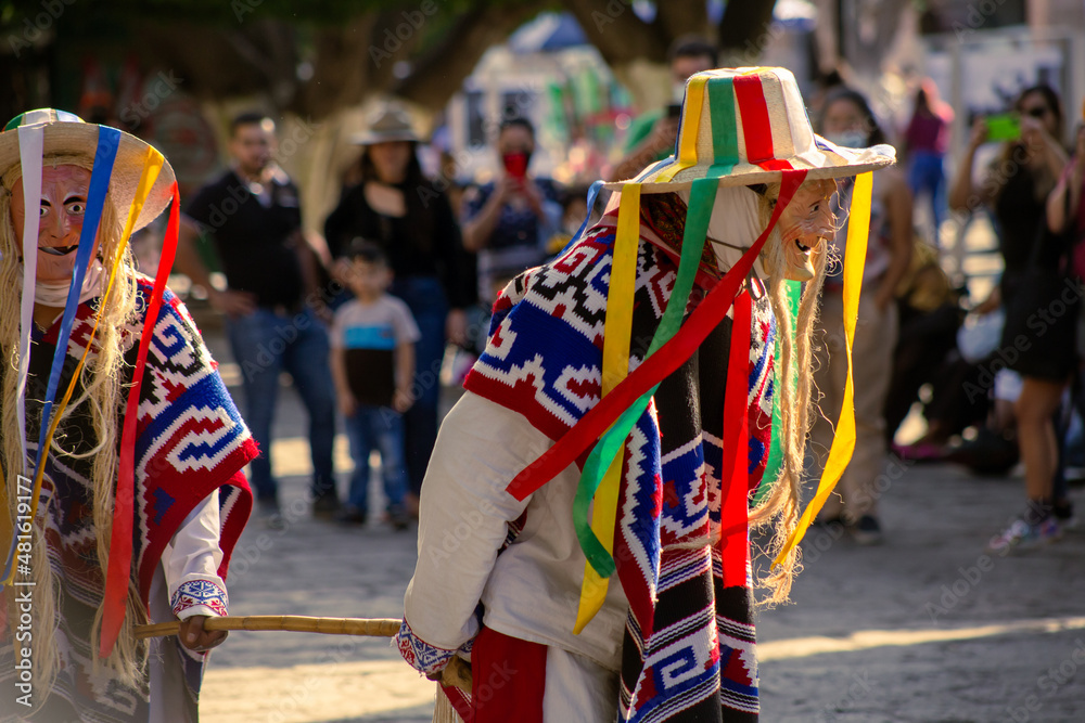 Baile o danza de los viejitos, en el jardin del morelia, michoacan