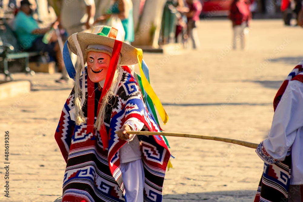 Baile o danza de los viejitos, en el jardin del morelia, michoacan