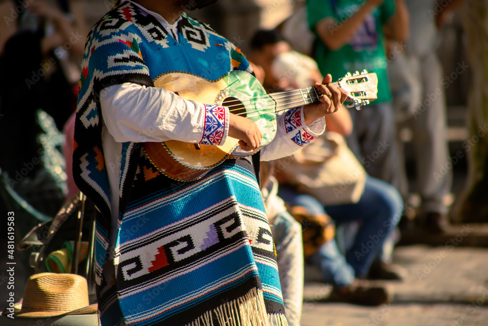 Baile o danza de los viejitos, en el jardin del morelia, michoacan