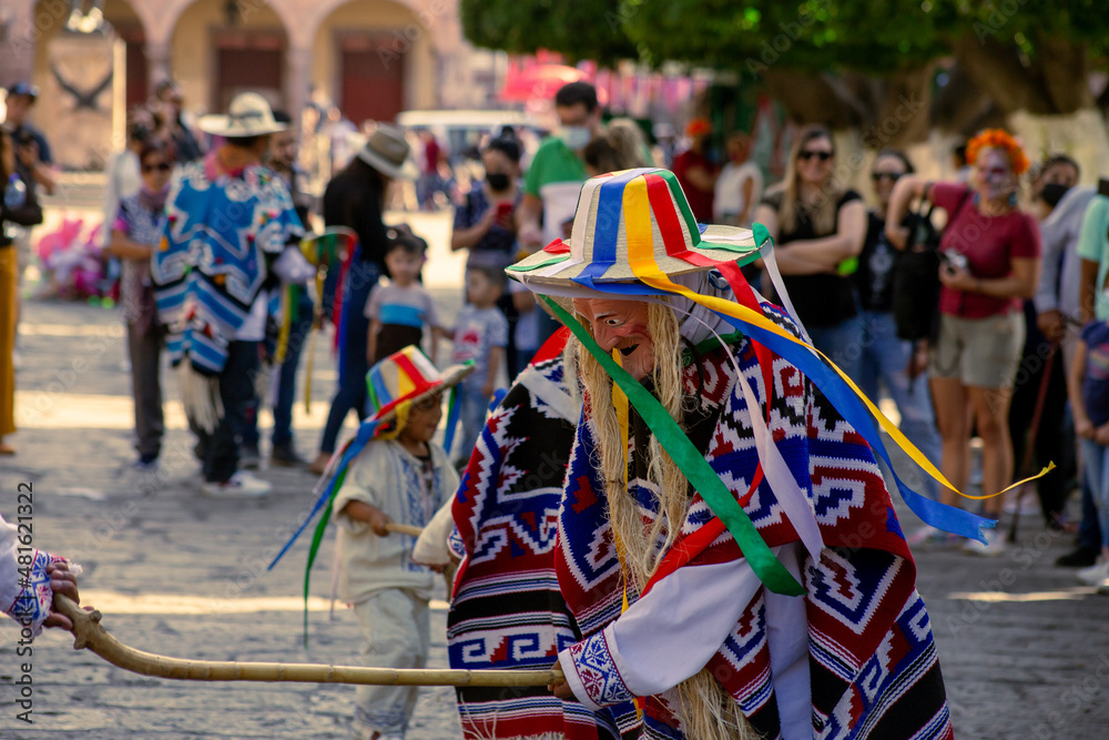 Baile o danza de los viejitos, en el jardin del morelia, michoacan