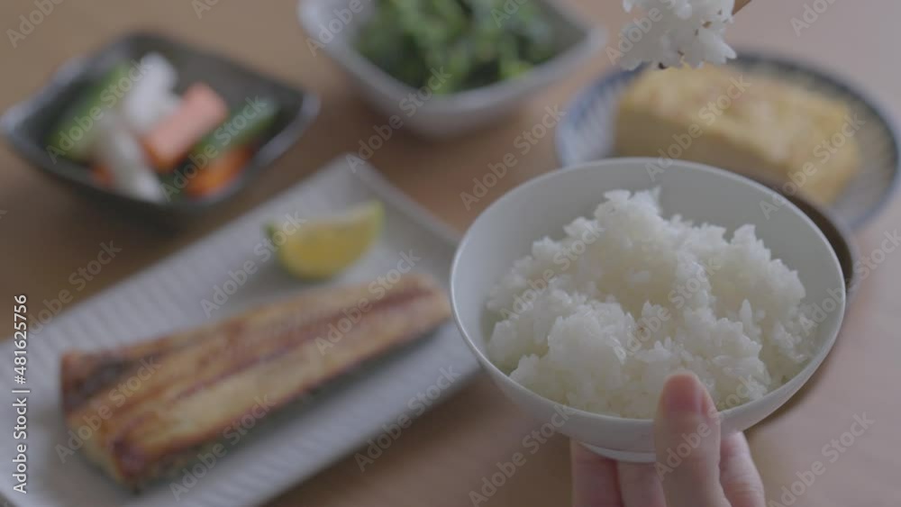 和食の朝ごはんを食べる女性の手元 和食の朝ごはんを食べる女性の手元