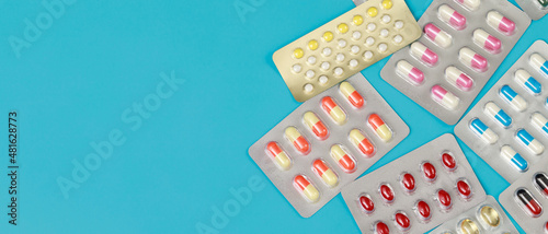 Obraz na płótnie close up pharmaceuticals antibiotics pills medicine in blister packs