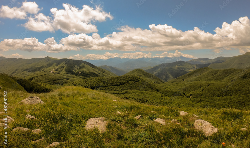 vallata di montagne in toscana