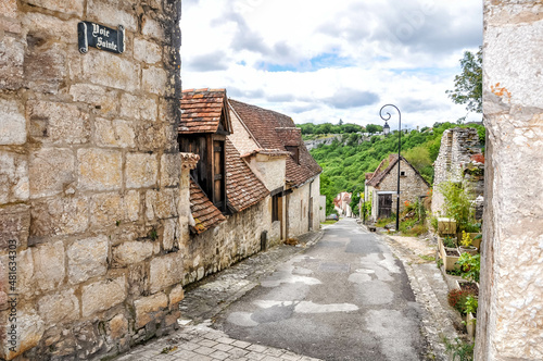 Rocamadour  Lot  Dordogne  France. The village of Rocamadour  a sacred town and important place for pilgrims  dominates masterfully  pinned to its limestone cliff  the ravine of Alzou.  