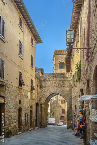Fototapeta Naklejka Na Ścianę i Meble -  Street in San Gimignano, Italy