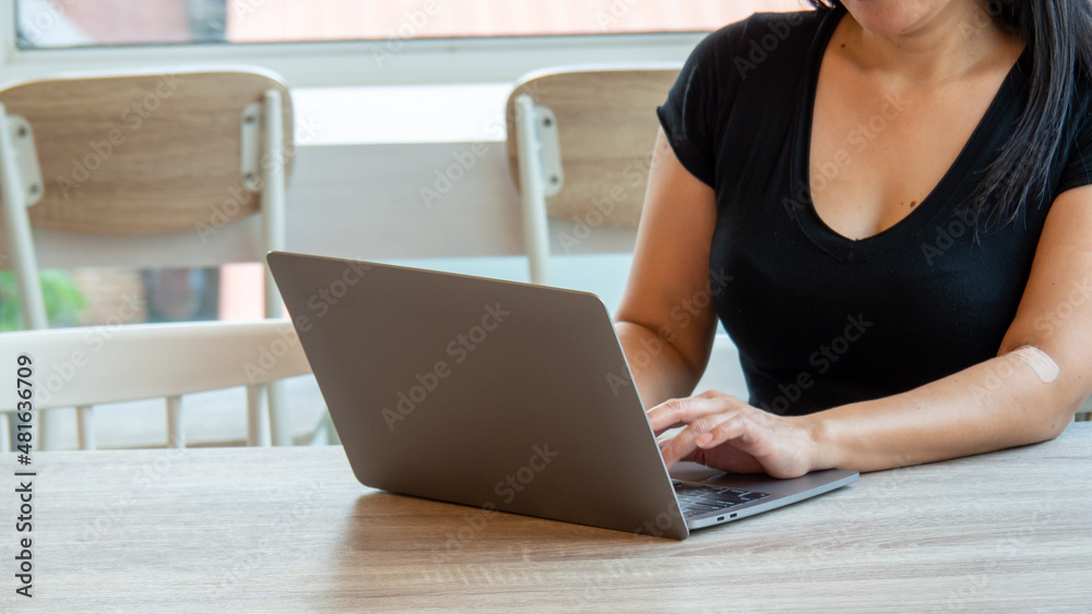 Close up photo of a woman using a laptop