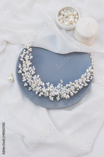 wedding hair accesory with white flowers for bride. jewelry for bride. headpiece for bride. tiara