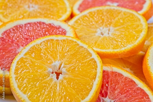 Canvas-taulu Orange slices of both standard and pink Cara Cara oranges