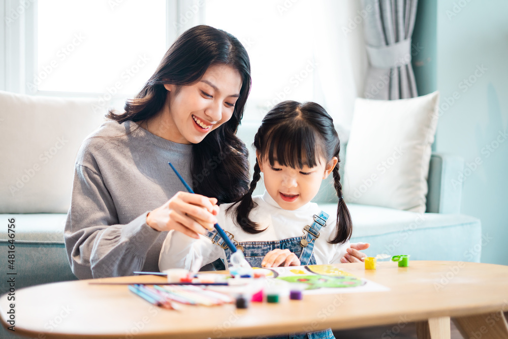 picture of mother and daughter drawing pictures