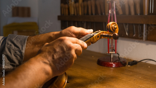 Fotografie luthier violin maker working on a classic wooden hand made violin strings and cu