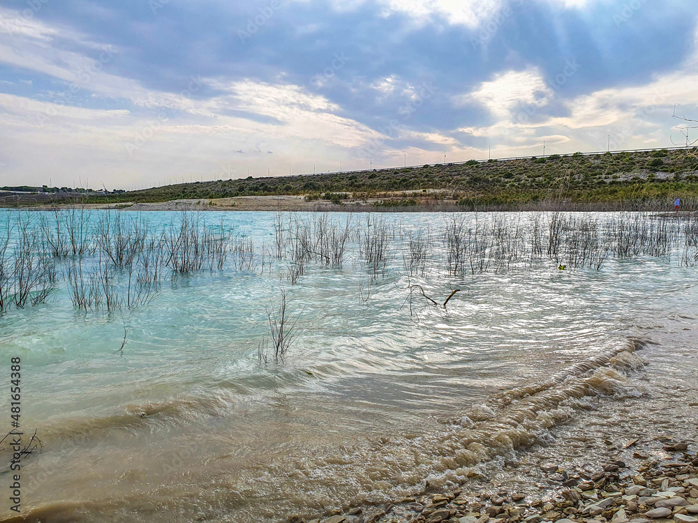 Vega Baja del Segura - Embalse de la Pedrera un lago azul turquesa. 