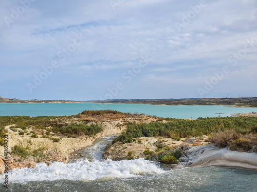 Vega Baja del Segura - Embalse de la Pedrera un lago azul turquesa. 