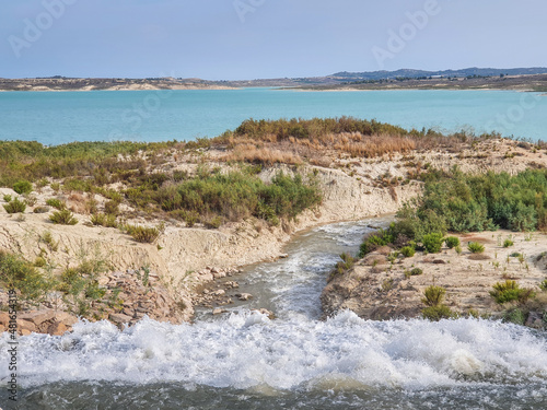 Vega Baja del Segura - Embalse de la Pedrera un lago azul turquesa. 
