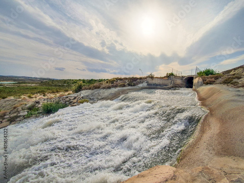 Vega Baja del Segura - Embalse de la Pedrera un lago azul turquesa. 