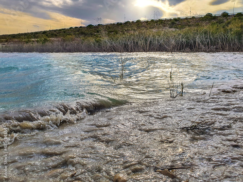 Vega Baja del Segura - Embalse de la Pedrera un lago azul turquesa. 