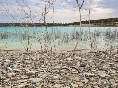 Vega Baja del Segura - Embalse de la Pedrera un lago azul turquesa. 