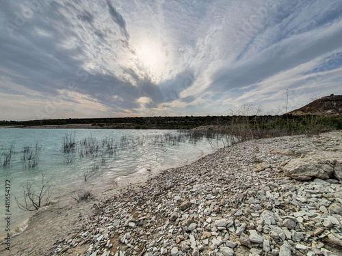 Vega Baja del Segura - Embalse de la Pedrera un lago azul turquesa. 