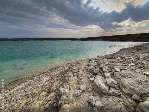 Vega Baja del Segura - Embalse de la Pedrera un lago azul turquesa. 