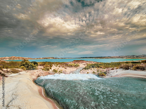 Vega Baja del Segura - Embalse de la Pedrera un lago azul turquesa. 