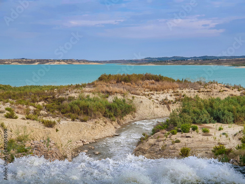 Vega Baja del Segura - Embalse de la Pedrera un lago azul turquesa. 