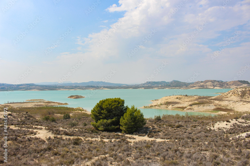 Obraz premium Vega Baja del Segura - Embalse de la Pedrera un lago azul turquesa. 