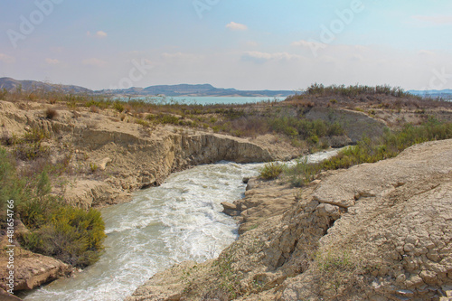 Vega Baja del Segura - Embalse de la Pedrera un lago azul turquesa.