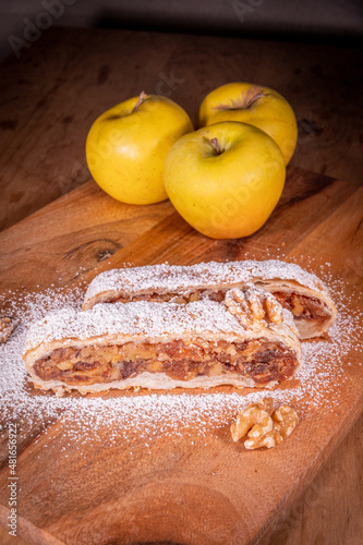 appel nut strudel strudle wood 
