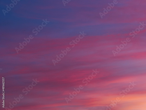 Niebo z widokiem na spektakularny zachód słońca. © boguslavus