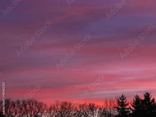 Niebo z widokiem na spektakularny zachód słońca. © boguslavus