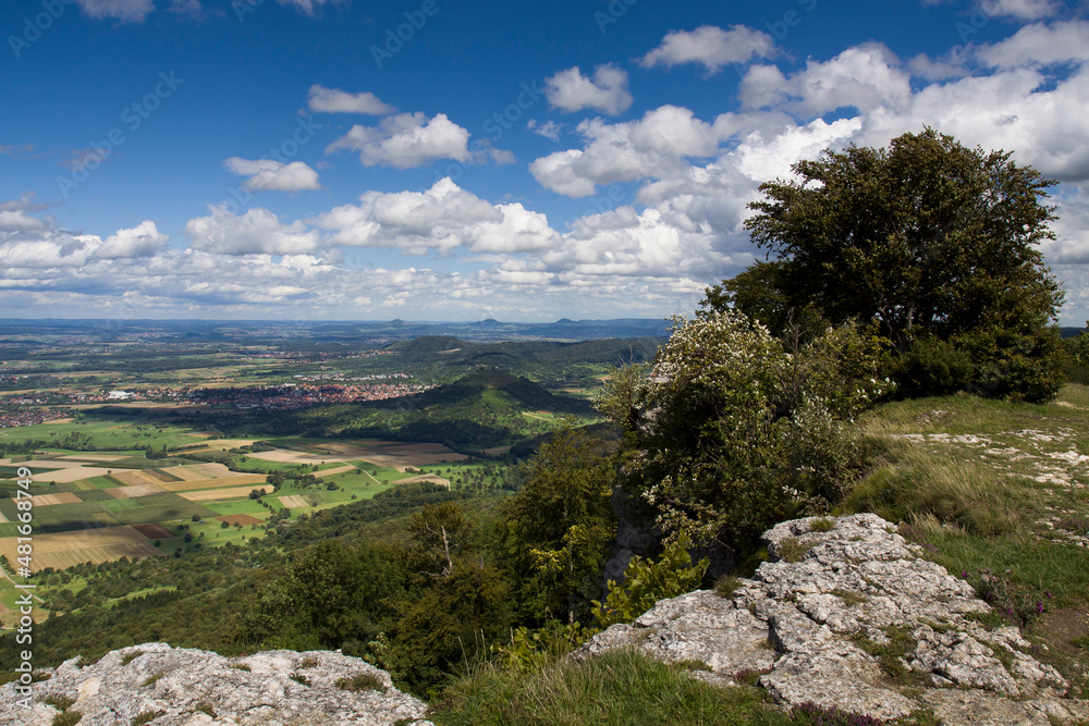 Blick über das Albvorland mit Vulkanberg Limburg, Schwäbische Alb, Baden-Württemberg