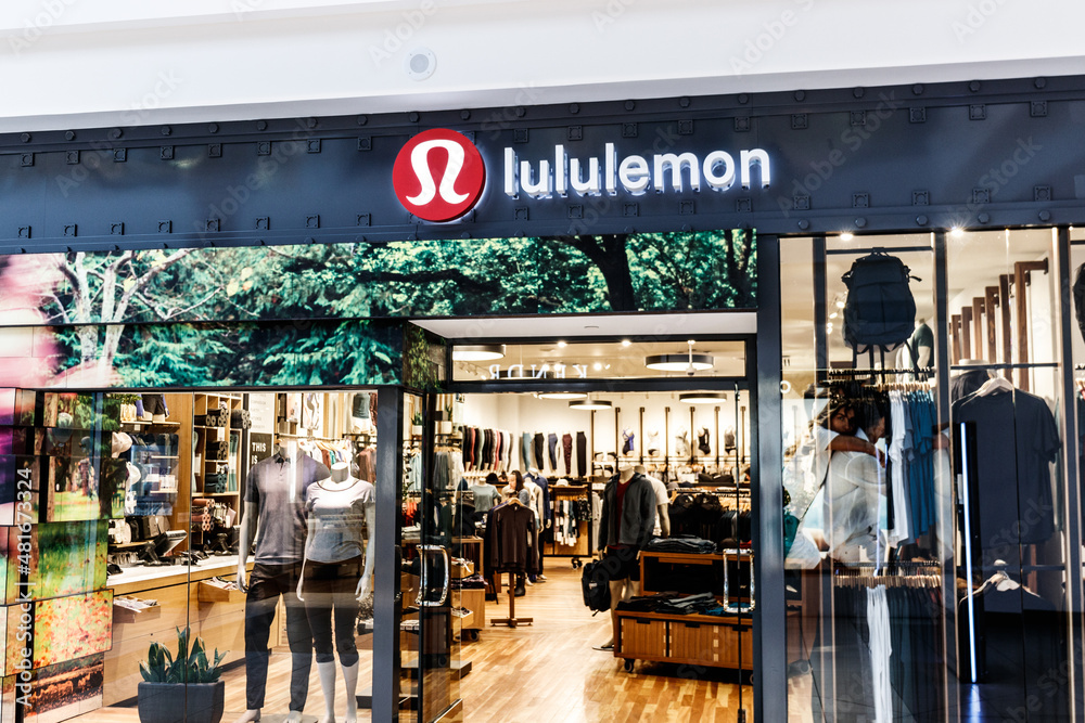 Foto de Lululemon Athletica retail mall location. Lululemon Athletica  offers yoga and athletic apparel to men and women. do Stock