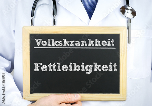 Volkskrankheit Fettleibigkeit - Doktor mit Tafel photo