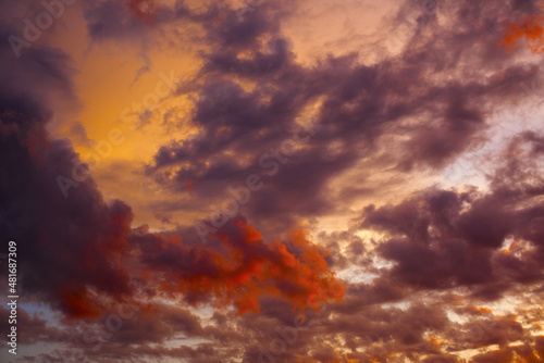 Fototapeta Naklejka Na Ścianę i Meble -  Burza chmury zachód słońca obłoki cumulusy i czerwone chmury