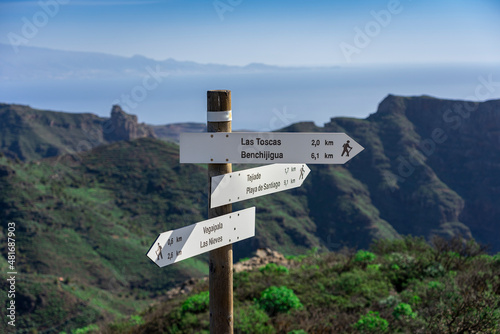 Wanderurlaub auf LA GOMERA, Kanarische Inseln: Wegweiser auf einer Wanderung in der Nähe des Roque Agando