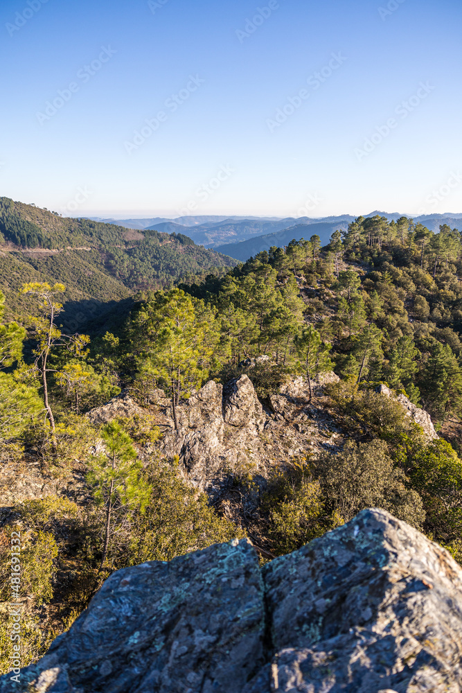 Fototapeta premium Vue sur les montagnes des Cévennes depuis le Signal Saint-Pierre (Occitanie, France)