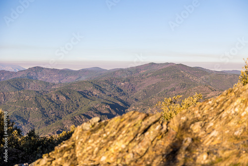 Vue sur les montagnes des Cévennes depuis le Signal Saint-Pierre (Occitanie, France)